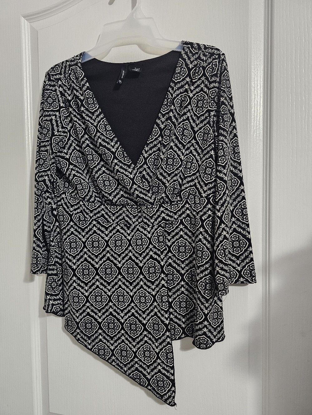 New directions Women White & Black Asymmetrical 3/4 Length Sleeve Blouse Size L